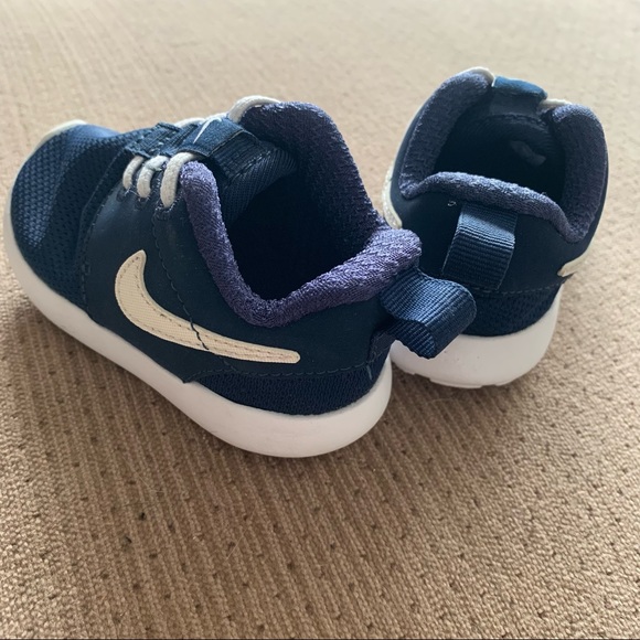Toddler Nike Roshe Run. - Picture 2 of 4
